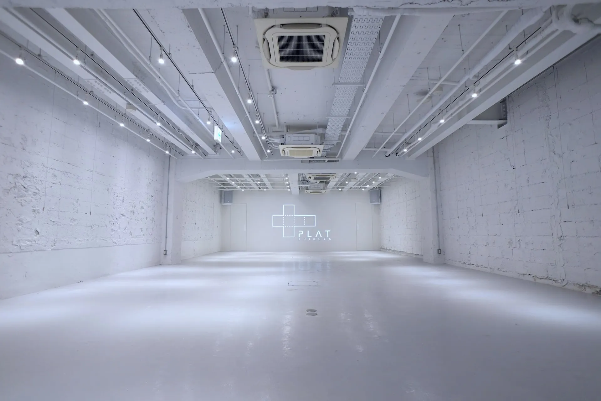 PLAT メインフロア(白壁と打ちっぱなしの天井)